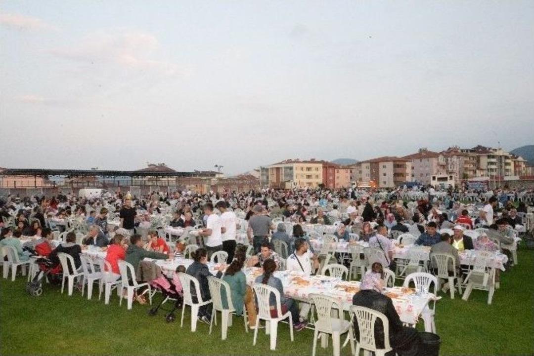 Ertuğrulgazi Mahallesi&rsquo;nde Binlerce Vatandaş Aynı İftar Sofrasında Buluştu