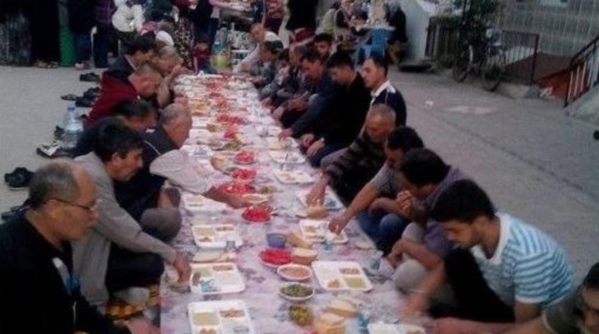 Mahalle Sakinleri Oruçlarını Yer Sofrasında Açıyor
