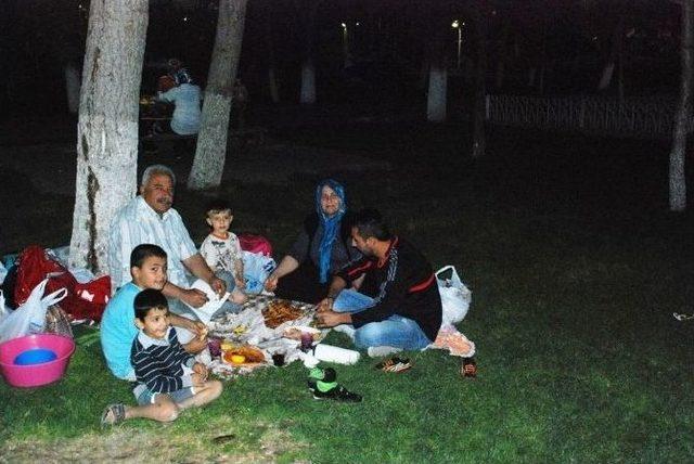 Melikgazi’de Vatandaşlar İftar Saatinde Parkları Tercih Ediyor