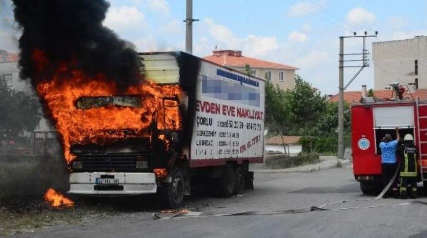 Park Halindeki Kamyon Alev Alev Yandı
