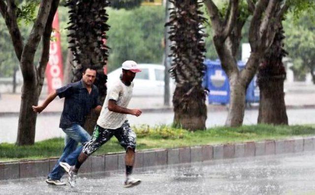 Antalya'da Yaz Yağmuru Islattı