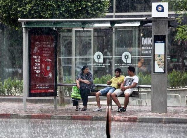 Antalya'da Yaz Yağmuru Islattı