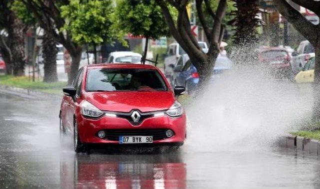 Antalya'da Yaz Yağmuru Islattı