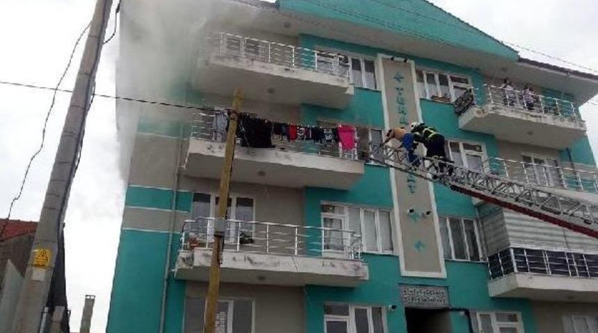 Apartmanda &Ccedil;ıkan Yangında Anne Ve 2 &Ccedil;ocuğunu Itfaiye Kurtardı