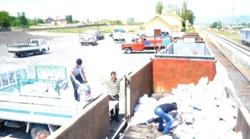 Aziziye&rsquo;de Dar Gelirli Vatandaşlara K&ouml;m&uuml;r Yardımı Yapıldı