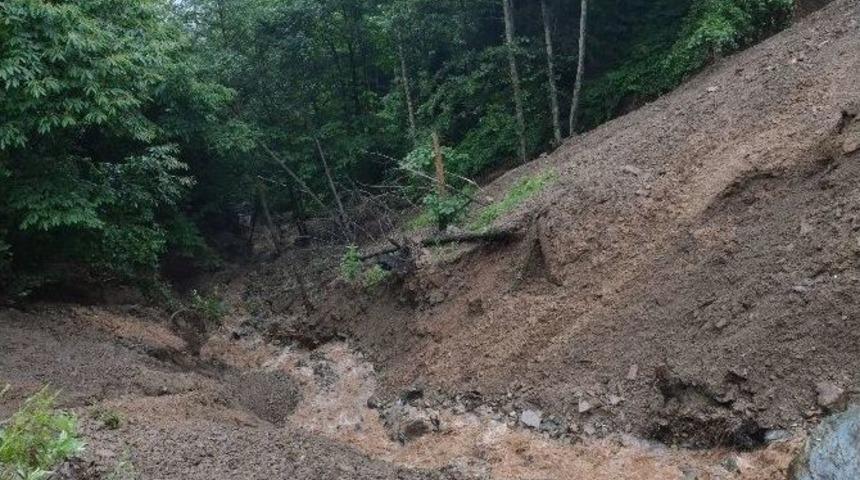 Yomra&rsquo;da Heyelan Nedeniyle Kapanan Yolları B&uuml;y&uuml;kşehir Belediyesi A&ccedil;tı