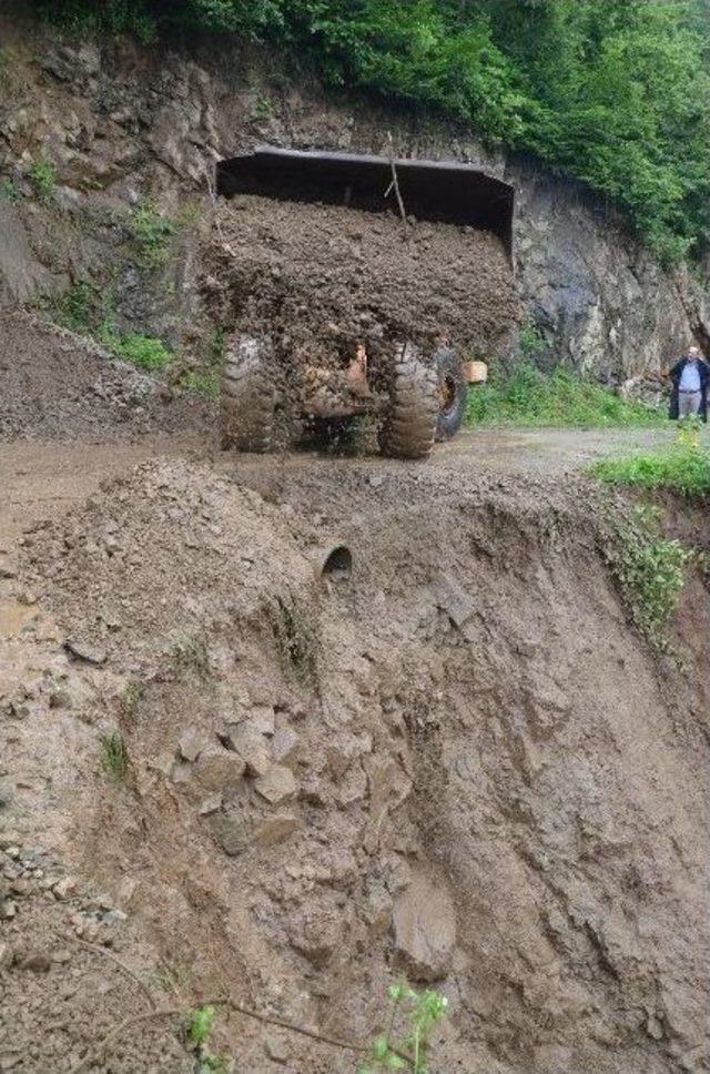 Yomra’da Heyelan Nedeniyle Kapanan Yolları Büyükşehir Belediyesi Açtı