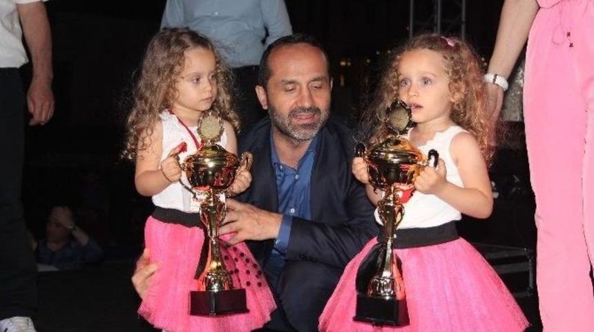 &Uuml;nye&rsquo;de En Benzer İkiz Yarışması