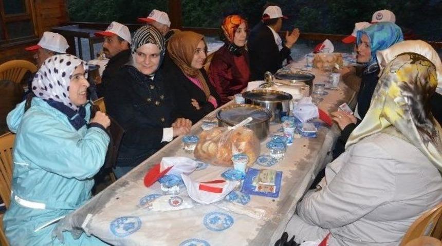 &Ccedil;aykara&rsquo;da Y&uuml;zlerce Kişi Bir Arada Oru&ccedil; A&ccedil;tı