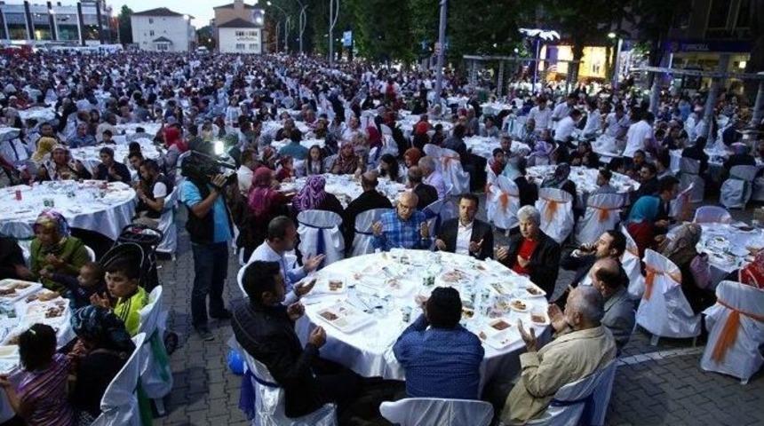Kardeşlik Sofraları Hendek&rsquo;te Kuruldu