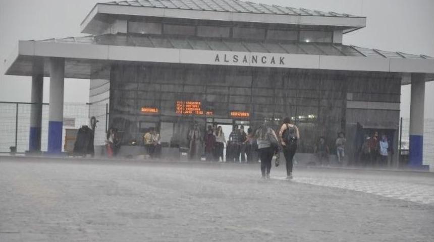 Yağmurdan Avm&rsquo;nin &Ccedil;atısı &Ccedil;&ouml;kt&uuml;