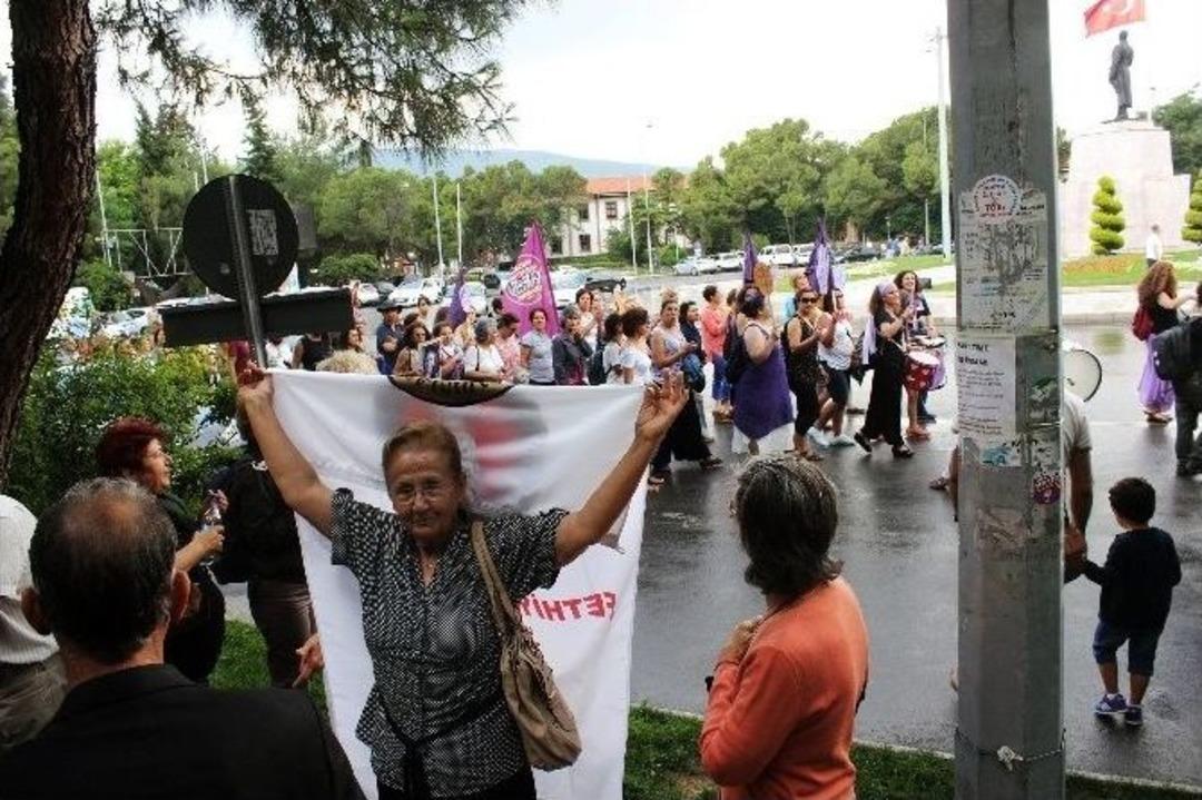 Kadınlar Kadınları Protesto Etti