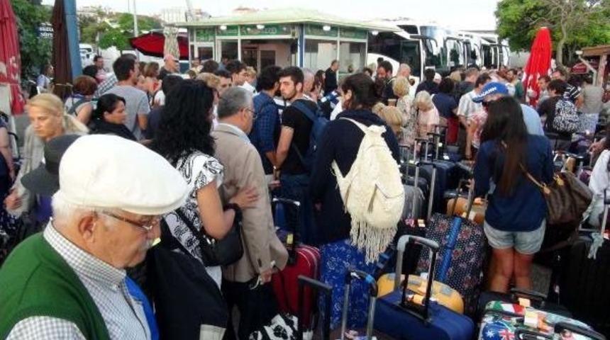 Gelibolu &Ouml;nlerinde Yolcu Gemisiyle Tanker &Ccedil;arpıştı (5)