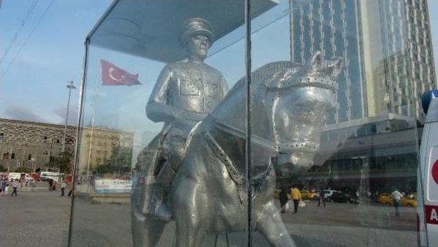 Gazi Koşusu Öncesi Taksim Meydanı'na Atatürk Heykeli