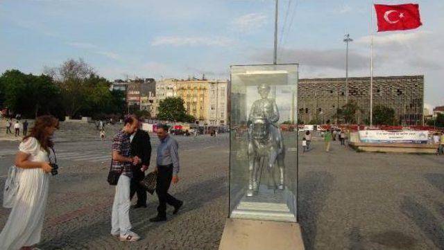 Gazi Koşusu Öncesi Taksim Meydanı'na Atatürk Heykeli