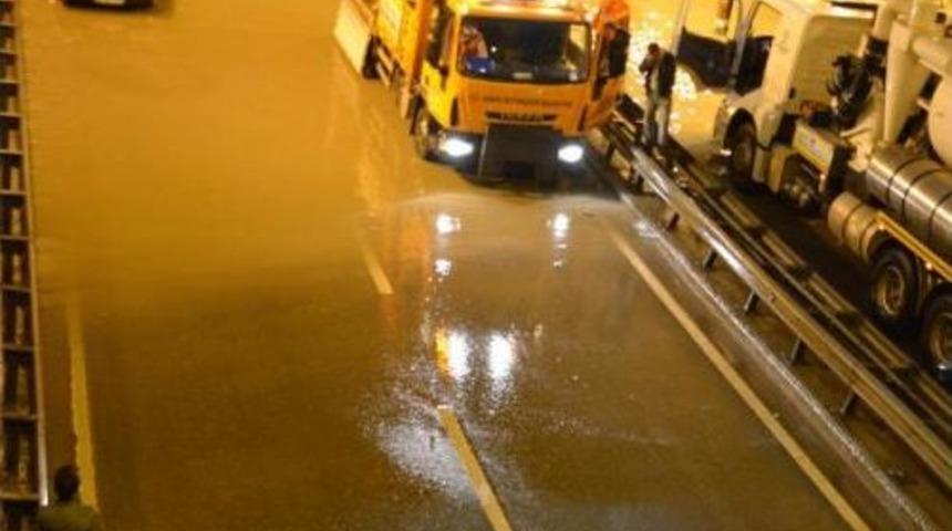 Konya'da Yağmurda 2 Ara&ccedil; Mahsur Kaldı