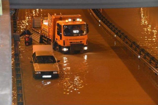 Konya'da Yağmurda 2 Araç Mahsur Kaldı