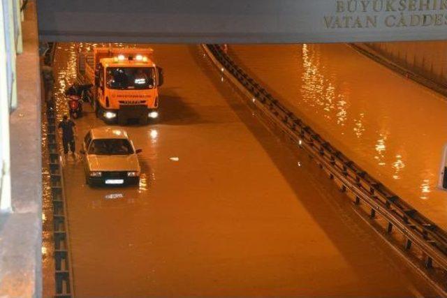 Konya'da Yağmurda 2 Araç Mahsur Kaldı