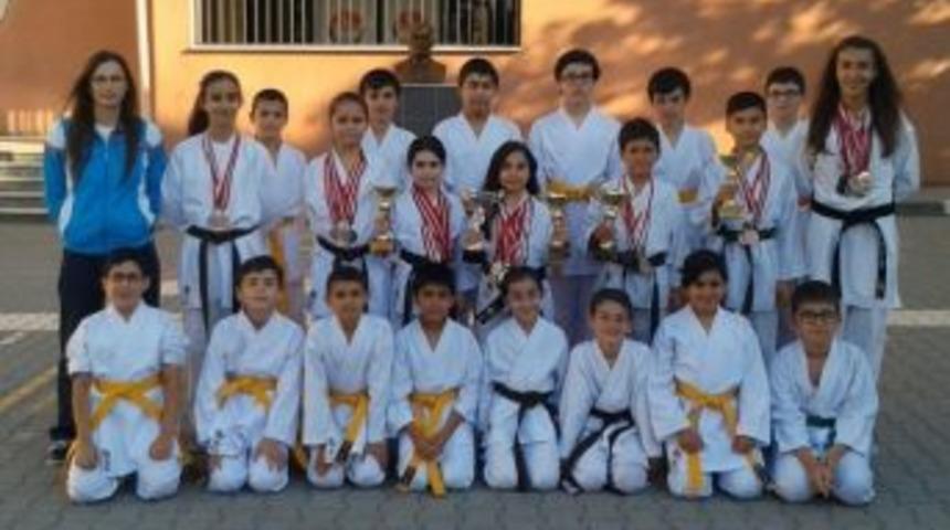 Mudanya Atat&uuml;rk Ortaokulunda Kupa Sevinci