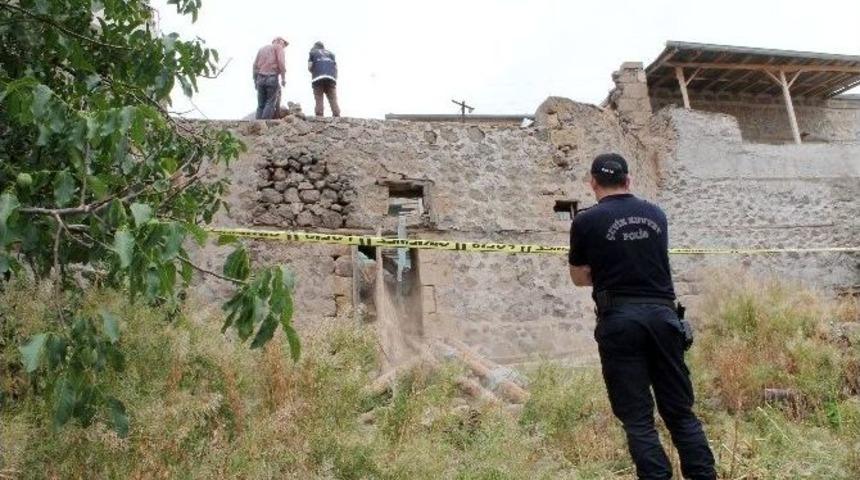 Niğde&rsquo;de &Ccedil;&ouml;ken Evin Altında 4 Kişi Kaldı