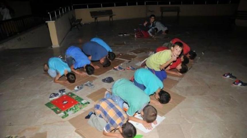 Teravih Namazı Kılan &Ccedil;ocuklara Dondurma