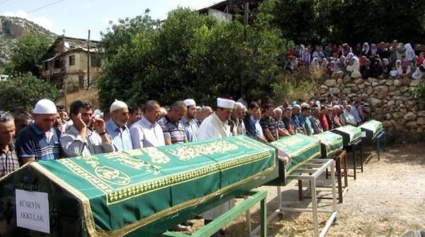 Boşanan Kocanın Katlettiği 5 Kişi, G&ouml;zyaşlarıyla Toprağa Verildi