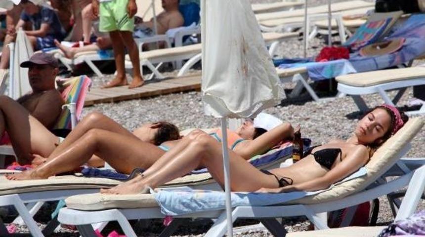 Antalya'da Yağmurun Ardından Sahiller Doldu