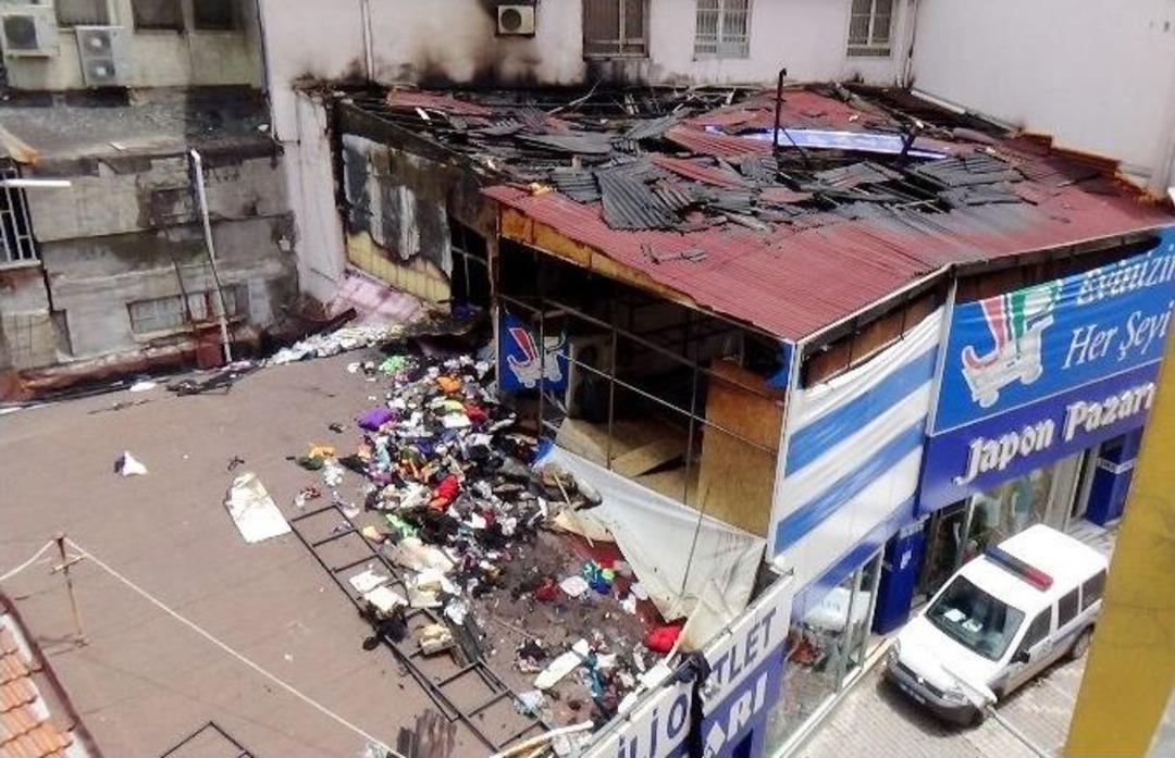 Alışveriş Merkezi Kaynak Makinesinden &Ccedil;ıkan Kıvılcımla Yanmış