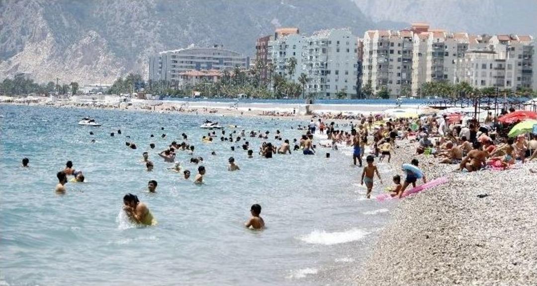 Antalya&rsquo;da Sıcaktan Bunalan Sahile Koştu