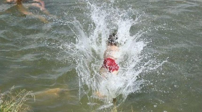 Doğu&rsquo;da Sıcaktan Bunalan &Ccedil;ocuklar Derelerde Serinliyor