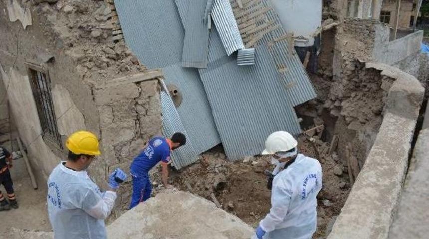 Niğde'de Kerpi&ccedil; Ev &Ccedil;&ouml;kt&uuml;: 3 &Ouml;l&uuml;, 1 Yaralı (2)