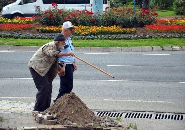 Trafik Polisinden Örnek Davranış