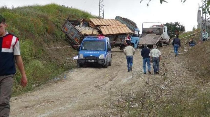 Freni Arıza Yapan Kamyonun Şof&ouml;r&uuml; Babasını Ezdi