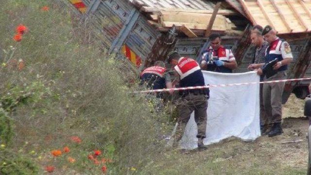 Freni Arıza Yapan Kamyonun Şoförü Babasını Ezdi