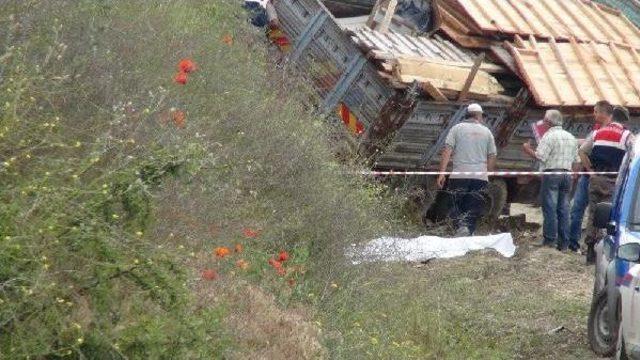 Freni Arıza Yapan Kamyonun Şoförü Babasını Ezdi