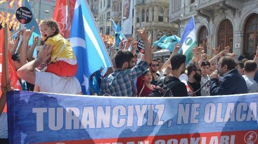 Taksim&rsquo;de Lgbt&rsquo;lilerle Turan Ocakları Arasında Laf Atma Gerginliği