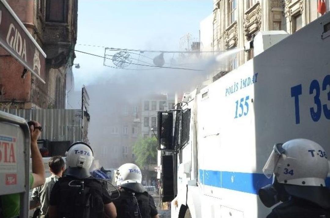 Polis Taksim&rsquo;de Lgbt Y&uuml;r&uuml;y&uuml;ş&uuml;ne M&uuml;dahale Etti