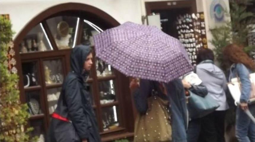 Turistler Yağmur &Ccedil;amur Dinlemedi