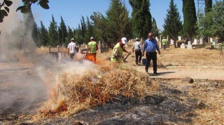 Araban&rsquo;da Mezarlıklar Otlardan Temizleniyor