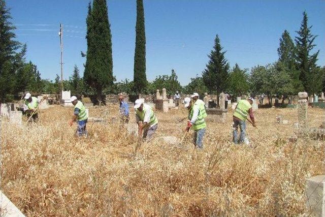 Araban’da Mezarlıklar Otlardan Temizleniyor