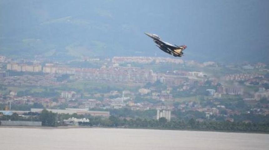 Solo T&uuml;rk'ten İzmit'in Kurtuluş Yıl D&ouml;n&uuml;m&uuml;nde Nefes Kesen G&ouml;steri