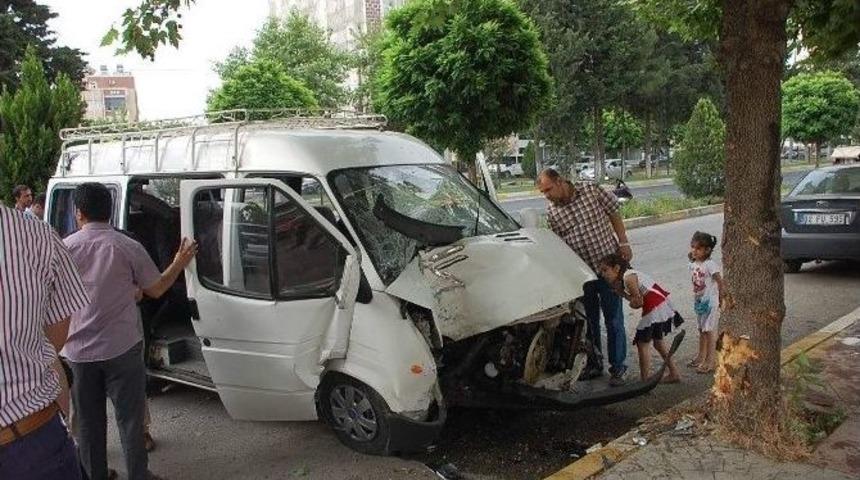 Minib&uuml;s Ağaca &Ccedil;arptı: 3 Yaralı