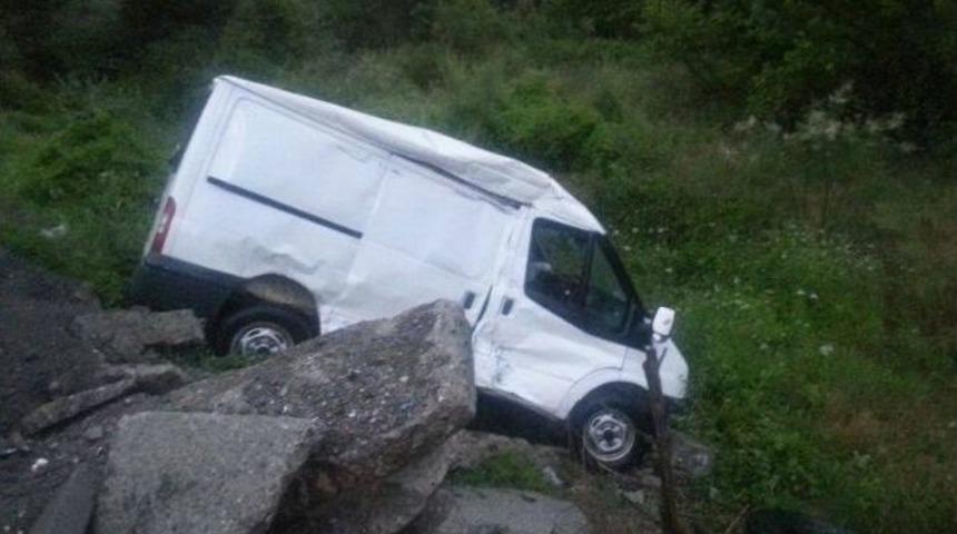 Tır Minib&uuml;se &Ccedil;arptı: 2 Yaralı