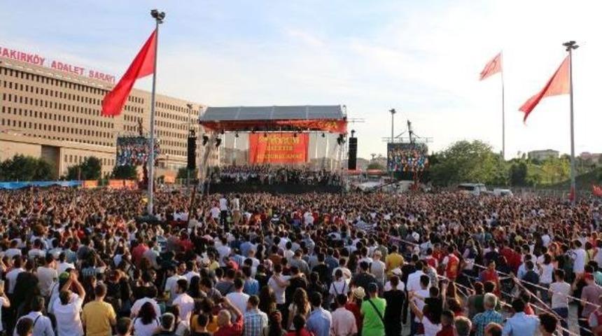 Grup Yorum 30. Yılını "b&uuml;y&uuml;k Konser" Ile Kutladı