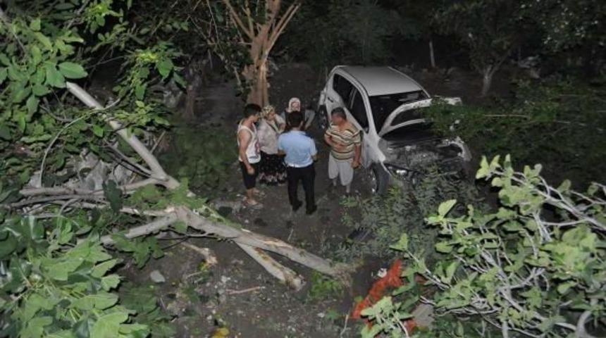 Otomobil Bah&ccedil;eye U&ccedil;tu; 2 Yaralı