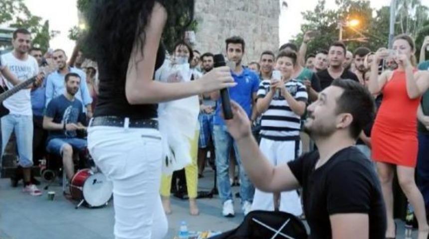 Saat Kulesi Altında S&uuml;rpriz Evlilik Teklifi