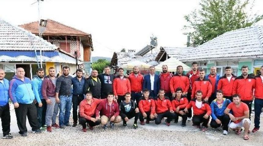Pehlivanlara Başkan Uysal&rsquo;dan Moral