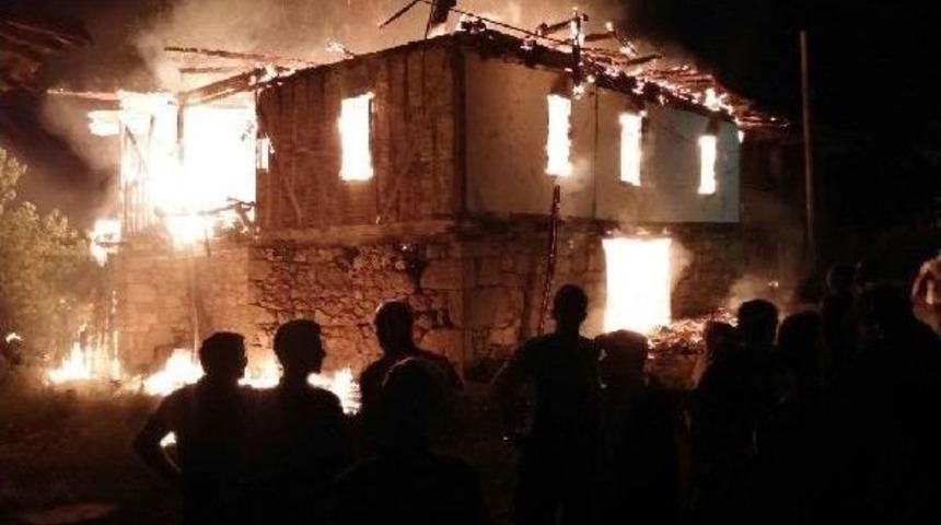 Ahşap Ev Yandı, 5 B&uuml;y&uuml;kbaş Hayvan Telef Oldu