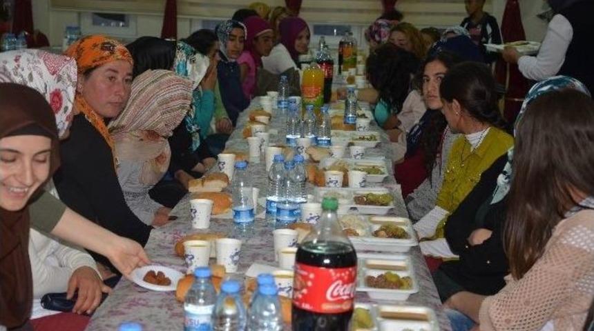 Erciş Belediyesi Engelli Kadınları İftarda Buluşturdu