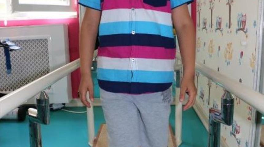 Tek Başına Y&uuml;r&uuml;meyi Başaran Emir, Artık Futbolu Seviyor